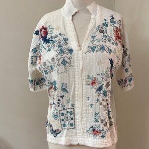 Johnny Was White Embroidered Cotton Top with Multicolor Floral Motif S 23